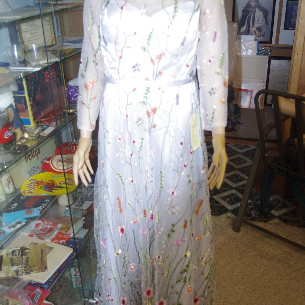 UNSIZED DRESS WITH MEASURMENTS- WHITE TULLE WITH FLOWERS